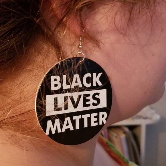 Black Lives Matter Earrings BLM New in Package - Picture 2 of 2